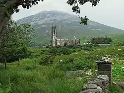 Errigal, v popředí je zřícenina kostela Dunlewy