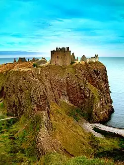 Zbytky hradu Dunnotar tyčící se nad hladinou Severního moře