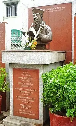 Socha otce Dupuise v Puduččéri