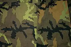 Dvě varianty lesního maskovacího vzoru, barevný posun je zřetelný