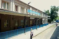 staniční budova ve směru od kolejiště