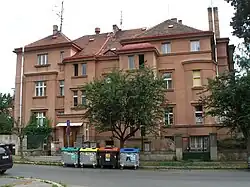 Dvojdům ve Valčíkově ulici (1153/22 (vlevo) a 1152/20 (vpravo)). Vstup do provozovny se nacházel nalevo od vstupu do levého z domů