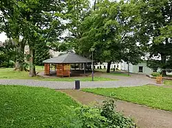 Pohled na centrální část Dvořáčkova parku s altánkem