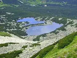 vpravo dole Wschodni a vlevo nahoře Zachodni Dwoisty Staw