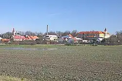 Dymokury - zámek ze silnice do Netřebic.jpg