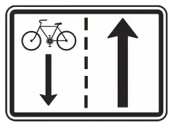 Dodatková tabulka E12a, umístěná pod značkou IP 4b upozorňuje, že cyklisté mají povoleno jet v protisměru