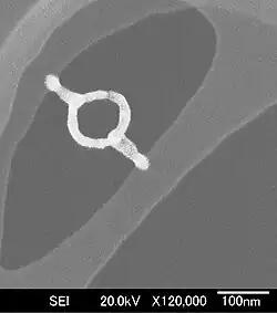 Písmeno Φ sestavené pomocí EBID