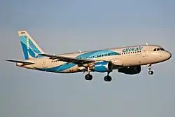 Airbus A320 Clickair přistávající na amsterdamském letišti Schiphol