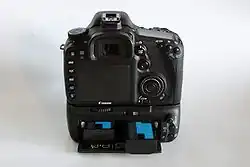 Canon EOS 7D s gripem BG-E7, zadní pohled s otevřeným prostorem pro baterie