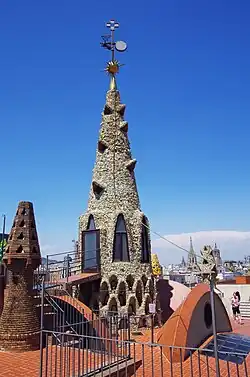 Střešní terasa s okny a vystupující kupolí.