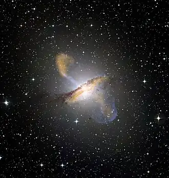 Složený snímek galaxie Centaurus A. Autor: ESO/NASA.