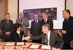 Miroslava Kopicová při podpisu smlouvy s ESO (Evropská jižní observatoř), 2007