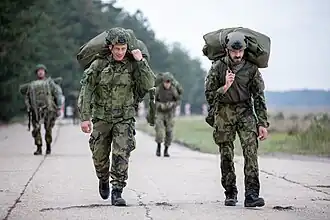 Výsadkáři po seskoku na cvičení Falcon Leap 2022