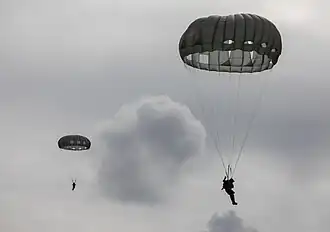 Čeští výsadkáři na padácích MC-6 po výskoku z letounu C-130
