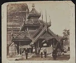 Východní vestibul Velké pagody (Šweitigoumská pagoda, známá též jako Zlatá pagoda) v Rangúnu, Barma, John McCosh, 1852