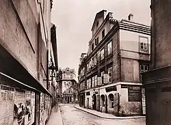 Dům U Modré štiky čp. 180 zužující Karlovu ulici byl zbořen v r. 1903