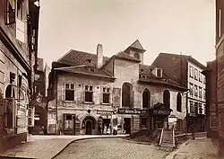 Zrušený kostel sv. Martina ve zdi využitý pro obytné a obchodní prostory; nebyl zbořen a kolem r. 1905 byl regotizován