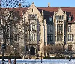 Eckhart Hall na Chicagské univerzitě byla administrativním sídlem laboratoře