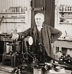 Edison ve své laboratoři, 1901