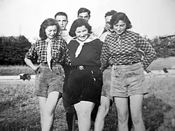 Mladší sestra Lydie Bondyové – Edita Holznerová ve tmavém oblečení uprostřed