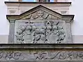Vlevo erb pánů Bruntálských z Vrbna, vpravo erb náležící manželce hraběnce Kristině z Rogendorfu v Úzké ulici