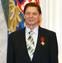 Eduard Chil přebírající Řád za zásluhy o vlast v roce 2009
