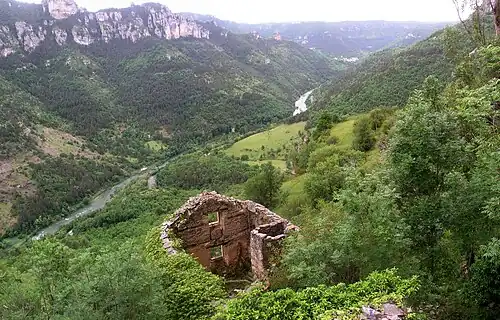 Gorges du Tarn z pohledu od Églazines (obec Mostuéjouls). Vlevo od řeky se nachází obec Le Rozier.