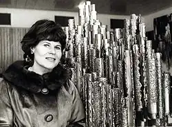 Hiltunenová s miniverzí (modelem) Sibeliova památníku v roce 1965