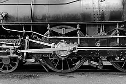 Hallská klika s výstředníky Stephensononova rozvodu na lokomotivě řady 17c č. 372 rakouské Jižní dráhy (muzeum Strasshof)