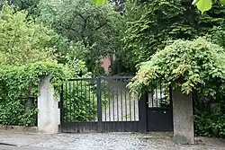 Eislerova vila: brána