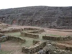 jižní svahy pod skálou