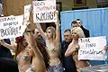 Aktivistky FEMEN protestují v únoru 2010 proti zvolení Viktora Janukovyče prezidentem Ukrajiny s nápisem „dnes začíná válka“