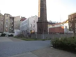 komín a bývalá hala