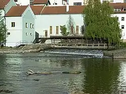 Pohled na elektrárnu z protějšího břehu