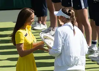 Vévodkyně Catherine předává mísu Venus Rosewater vítězné Rybakinové