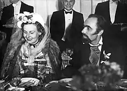 Manželé Houfovi na svatební hostině, v Karlových Varech 28. listopadu 1948