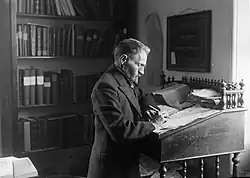 Eli'ezer Ben Jehuda při práci na slovníku.