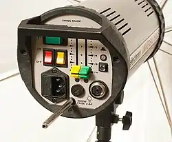 Držák deštníku prochází zábleskovou hlavou