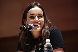 Elizabeth Henstridge, která ztvárnila postavu Jemmy Simmonsové