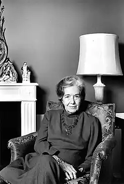 Elizabeth Langerová, 1977