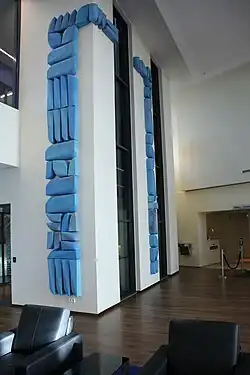 Brána k bráně (650x15x400 cm), glazovaná kamenina, Maduro & Curiel's Bank, 2011