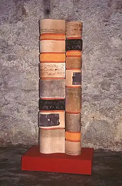 Totem of Confusion (60x30x220 cm), kamenina, underlaze and oxides, 7. bienále v Havaně, 2000