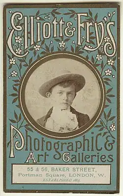 Albuminová carte de visite, 80. léta 19. století, 102 mm × 63 mm