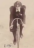 Ema Destinnová na kole, 1896