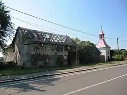 Zchátralá stavba a kaple na hlavní ulici v Emauzích