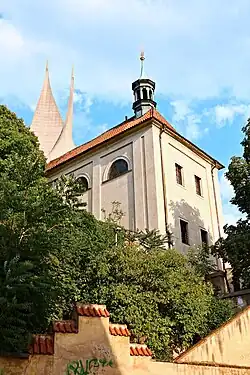 Původní farní kostelík svatých Kosmy a Damiána v Podskalí