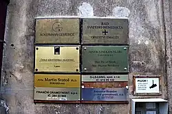 Informační cedule ČKA na budově Emauzského opatství