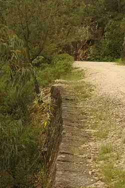 Zpevňující val vyrobený z upravených kusů kamene, získaného odstřelem z blízké skály, nevyužitá rozbité kusy se jednoduše shodily dolů