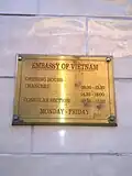 Plaketa před velvyslanectvím