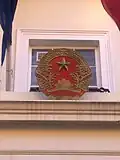 Státní znak Vietnamu nad vchodem